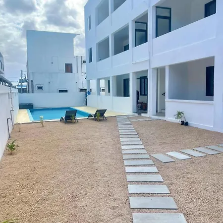 Skyview Apartment- Poolside Stay Near The Beach Flic en Flac Exterior photo