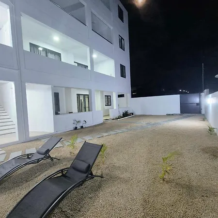 Skyview Apartment- Poolside Stay Near The Beach Flic en Flac Exterior photo