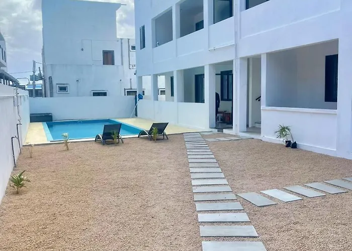 Skyview Apartment- Poolside Stay Near The Beach