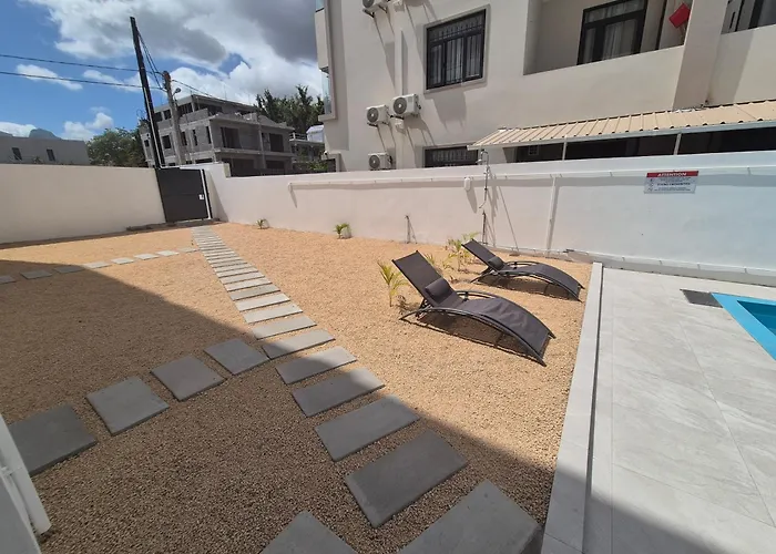 Skyview Apartment- Poolside Stay Near The Beach