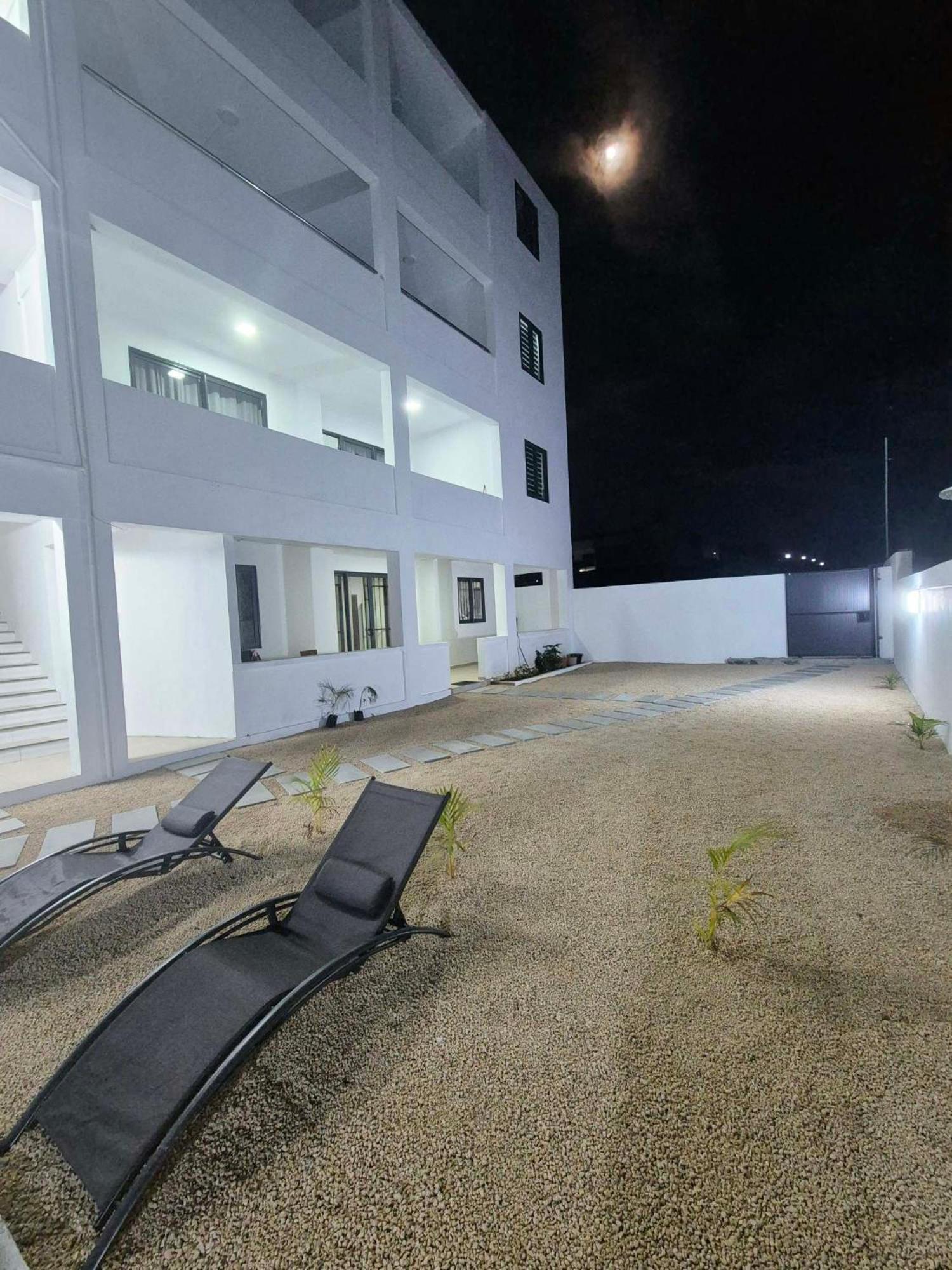 Skyview Apartment- Poolside Near The * Flic en Flac