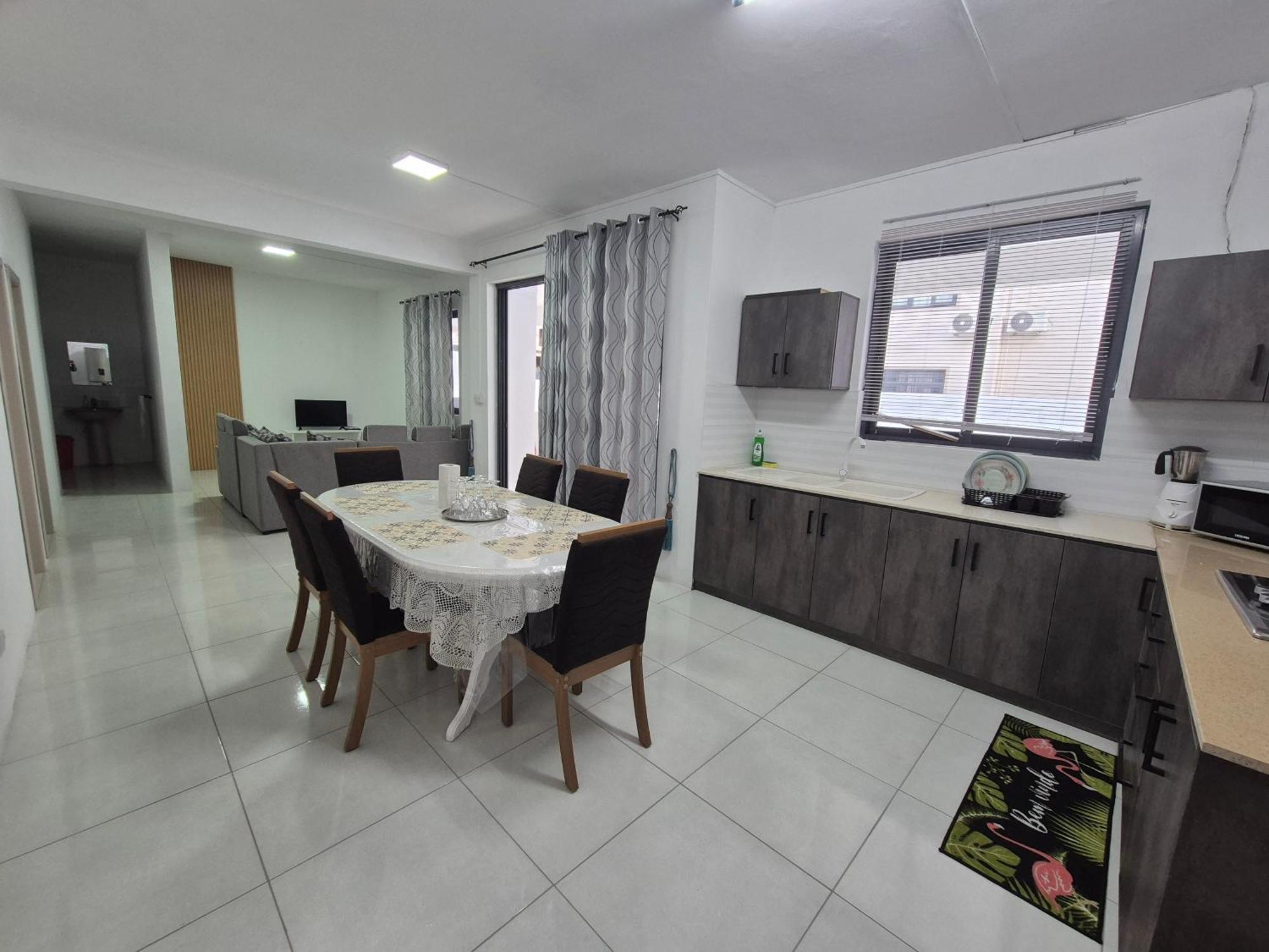 Skyview Apartment- Poolside Near The Apartment Flic en Flac