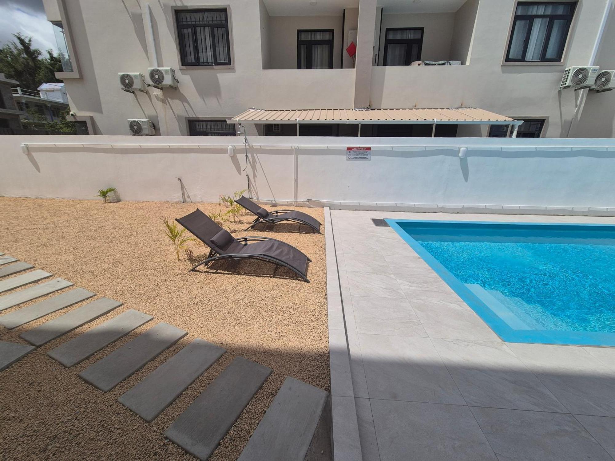 Skyview Apartment- Poolside Near The * Flic en Flac
