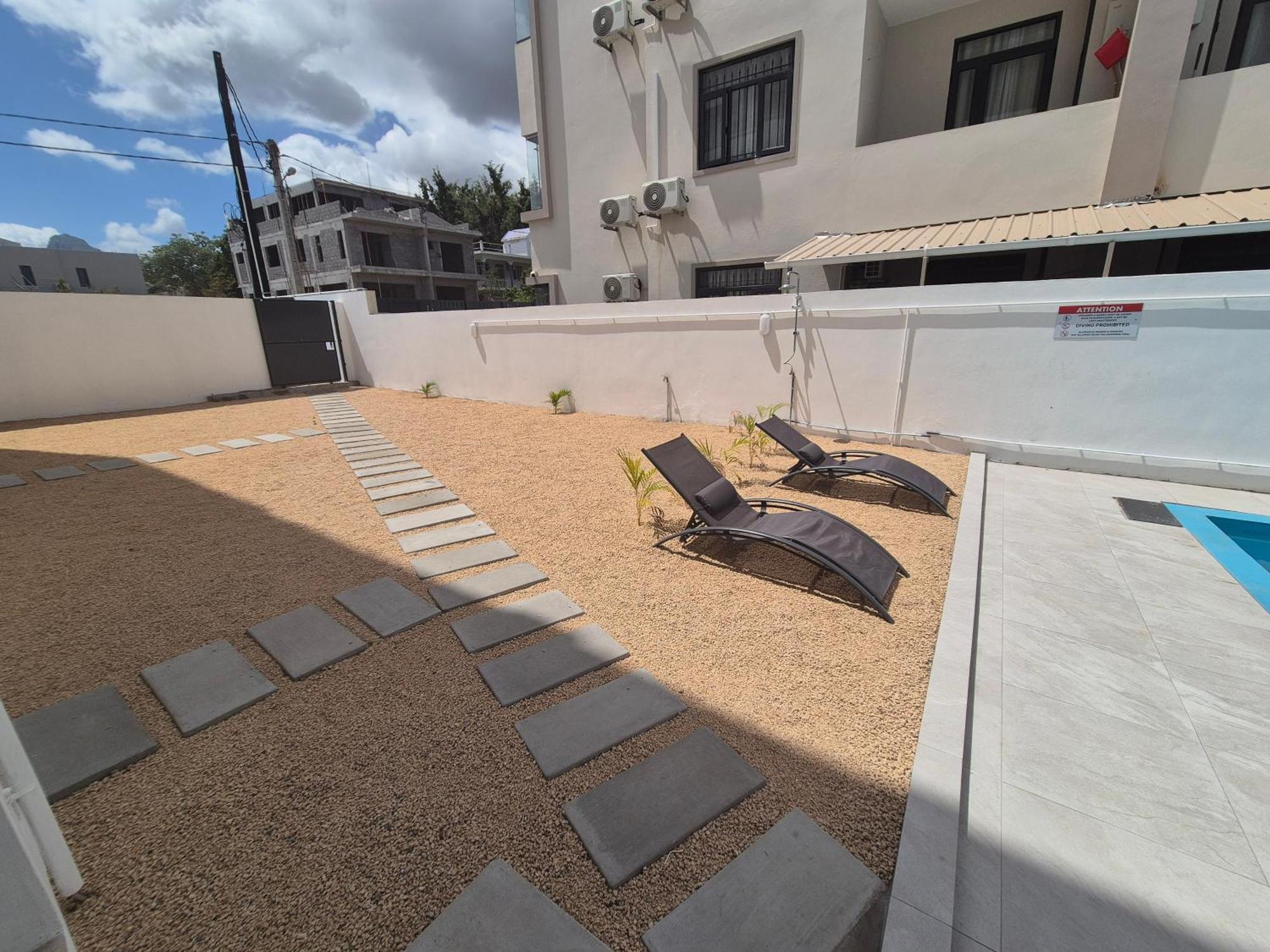 Skyview Apartment- Poolside Near The